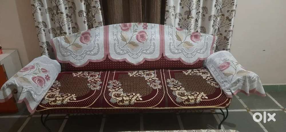 Sofa set with solid metal body