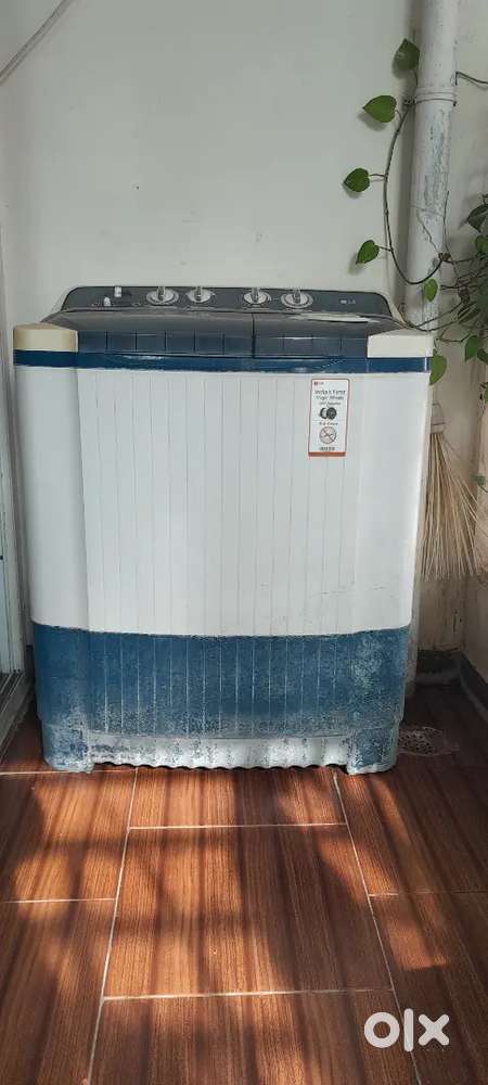 LG Semi-automatic washing machine
