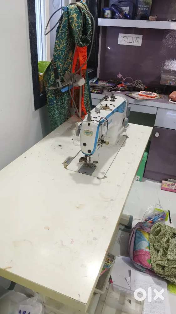 Jack F4 sewing machine