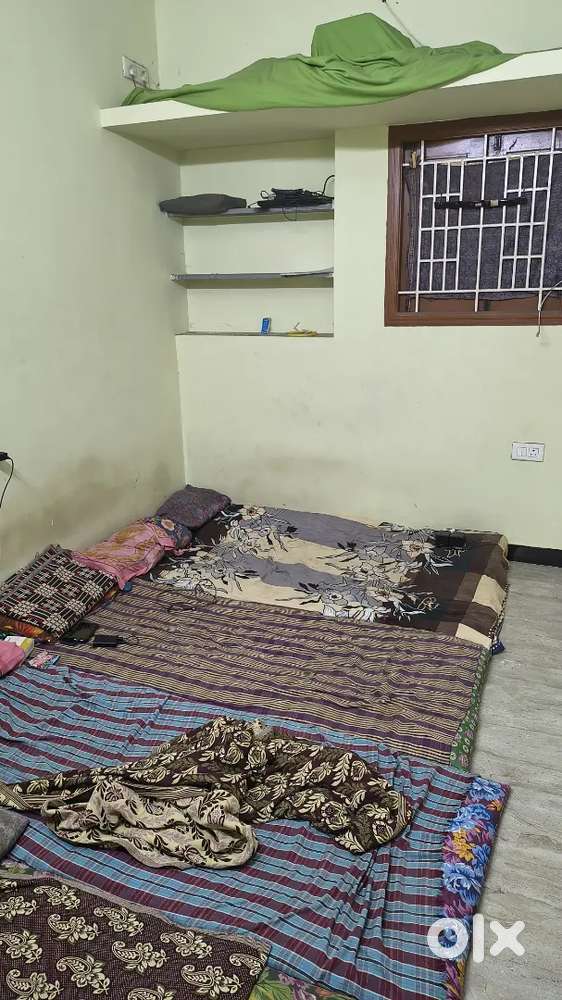 Room sharing Availabile for Men