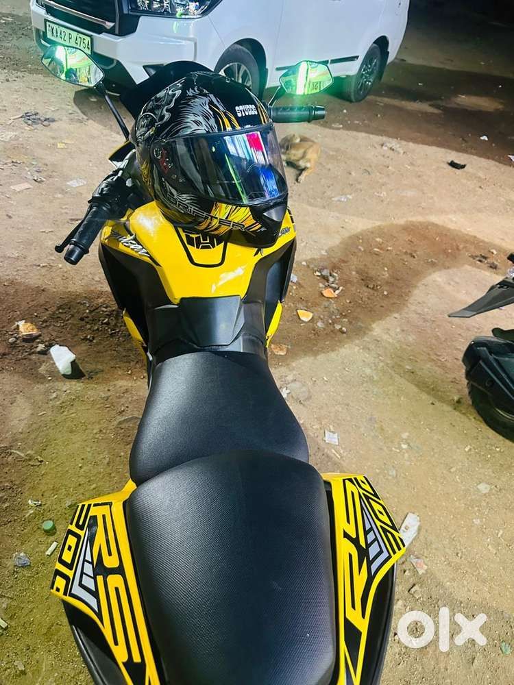Bajaj Pulsar RS 200 yellow
