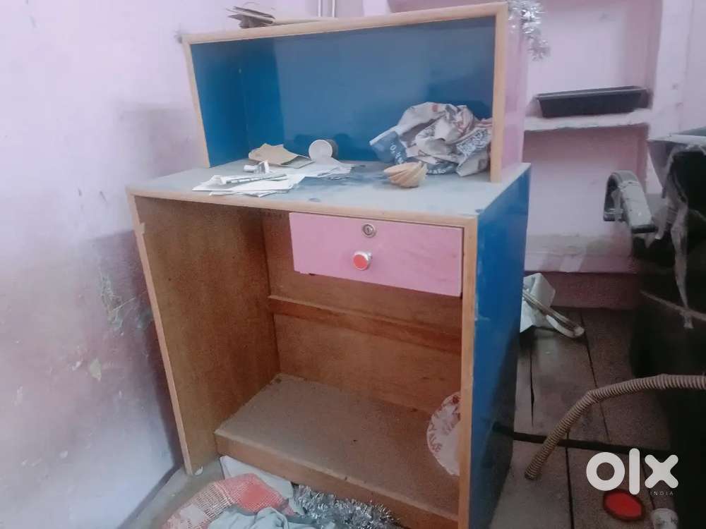 Salon bed caonter new condition