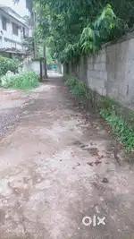 Karaparamba Karikkamkulam 10 cnt plot with 16 yrs old house for sale.