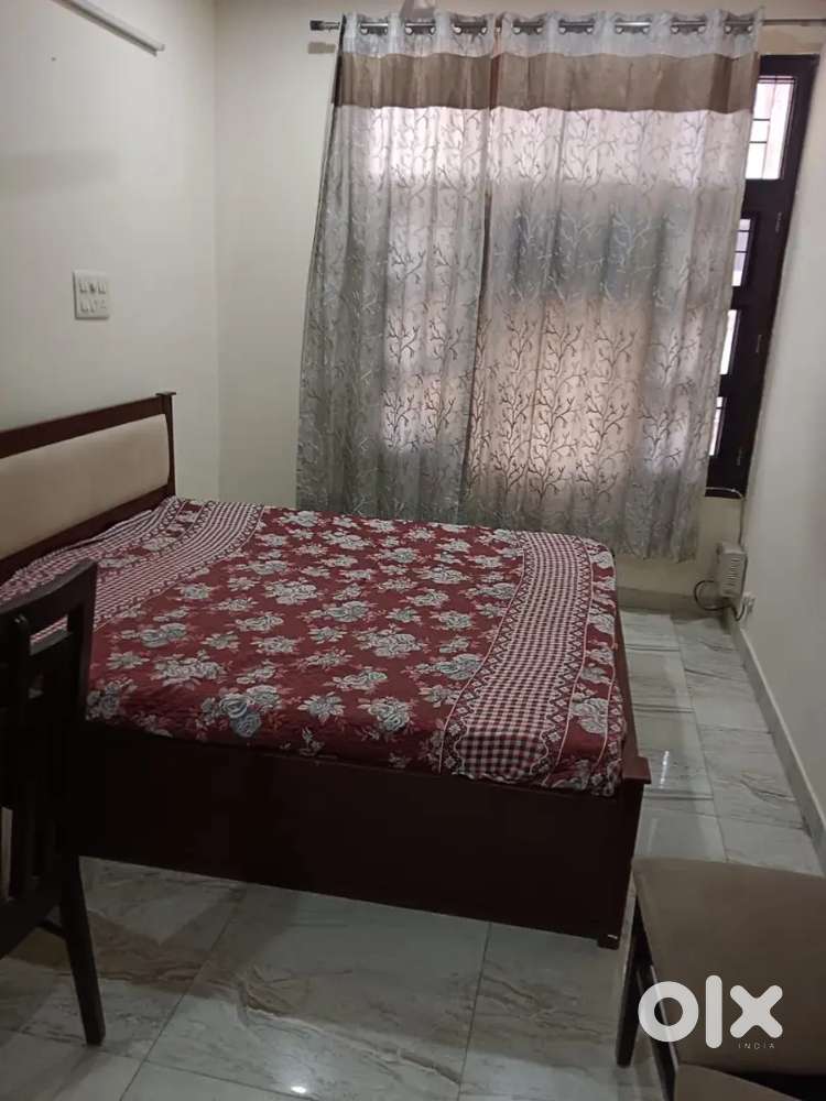 2 kanal independent facing park house for sale in sector 32 d