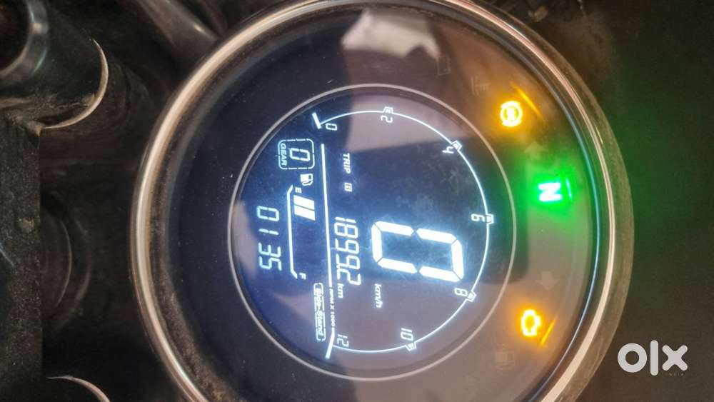 2021 model roadster yezdi dark gree