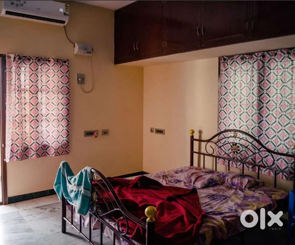 2 girls roommates need