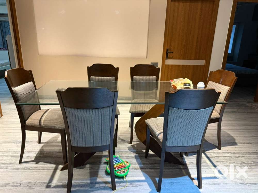 Dining Table with 6 chairs