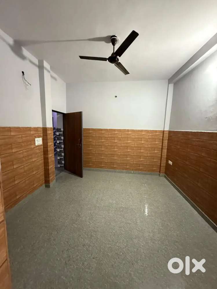 Room with attached bathroom 7000