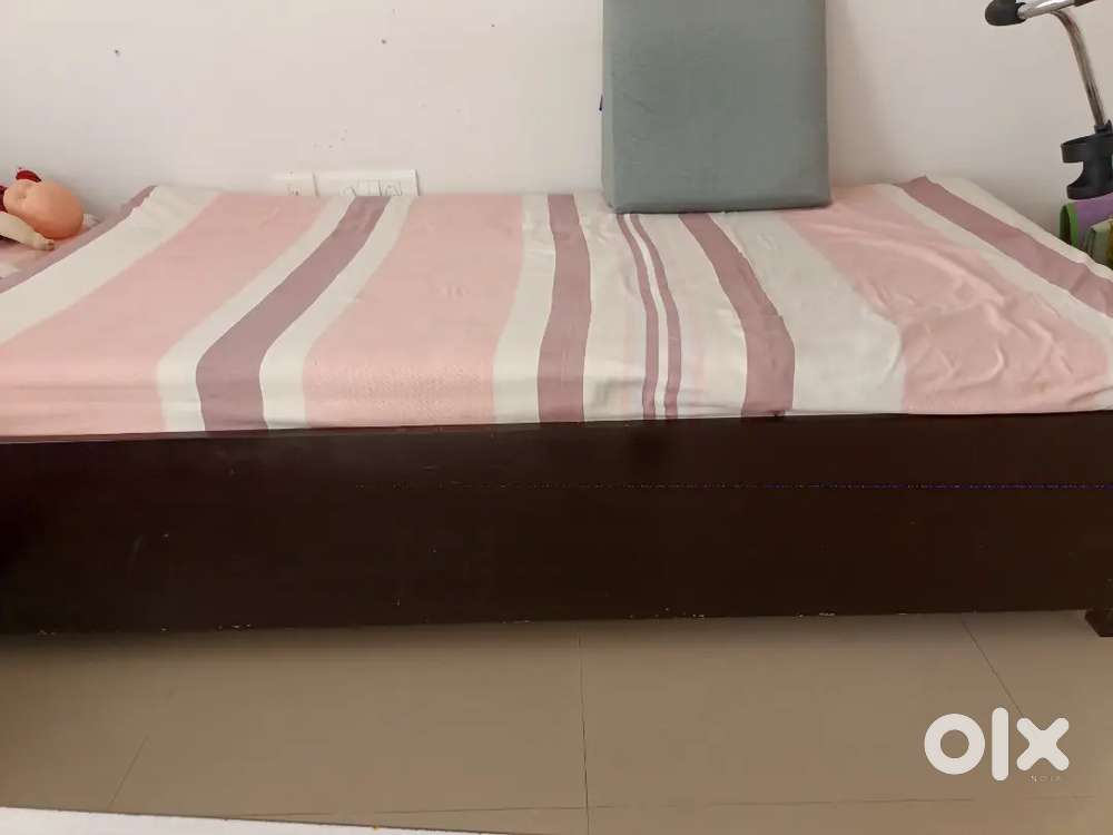 Diwan with storage