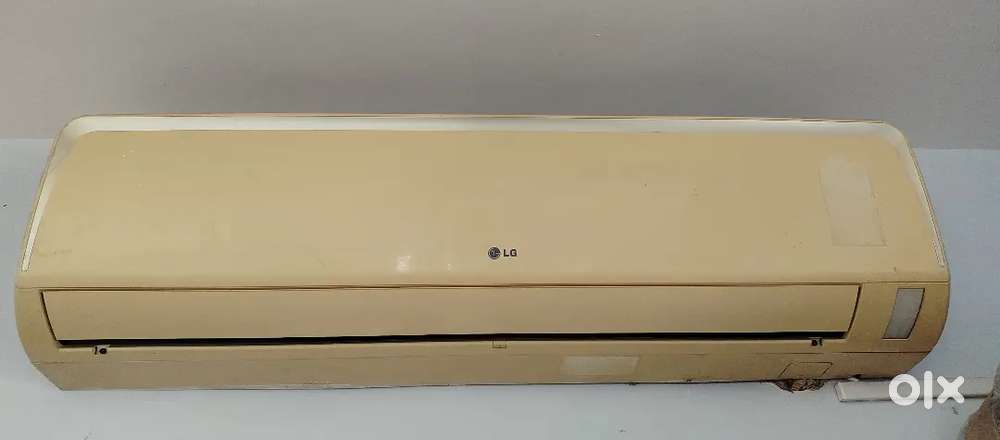 1.5 tons spit Ac.(2). 1. Whirlpool, 2. LG