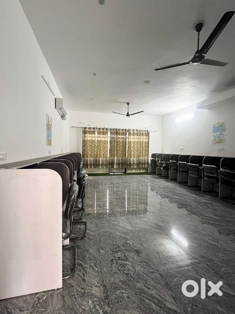 Prime 550 Sq Ft Commercial Space for Rent – Perfect for Shop or Office