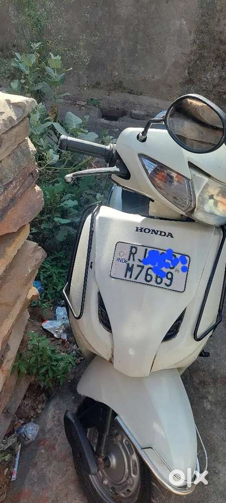 A scooter in a good condition with origonol colour  inshurance on ha