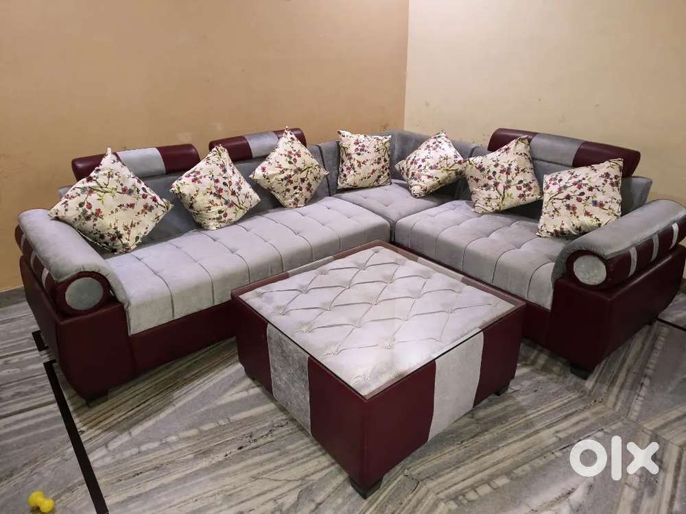 6 Seater Corner Sofa in brand new condition with centre table