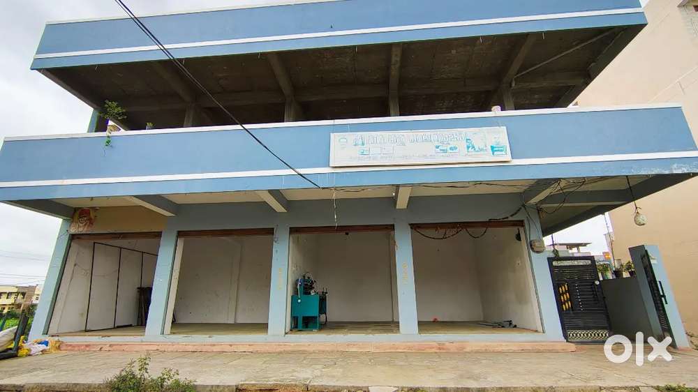 Commercial 4 shutters shops to main road