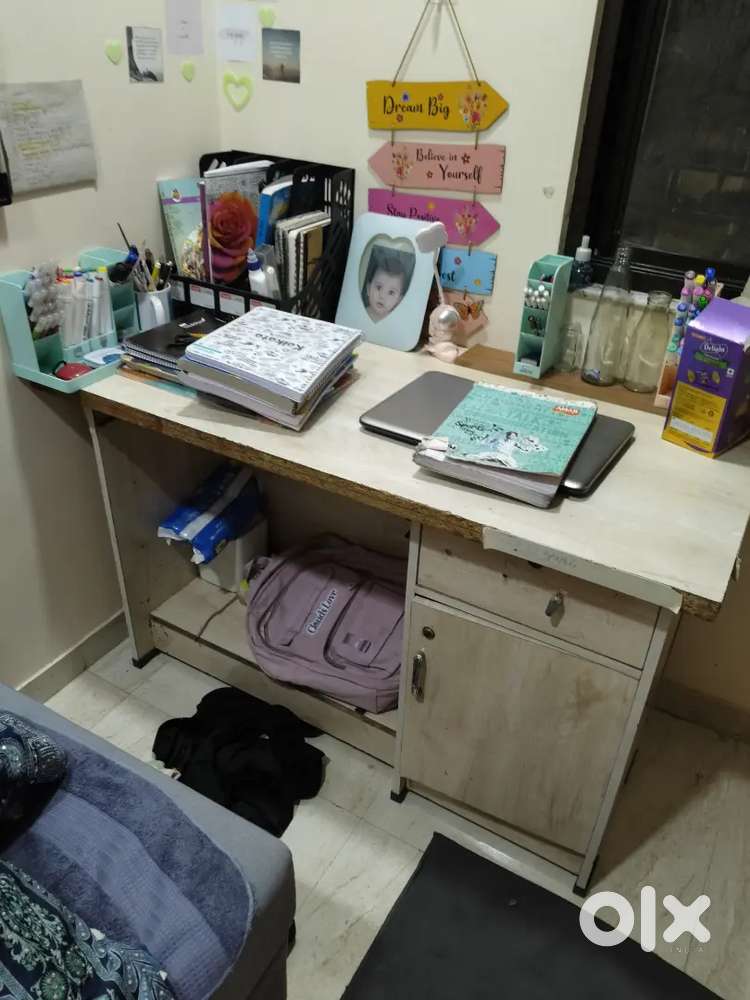 Study table bechna hai
