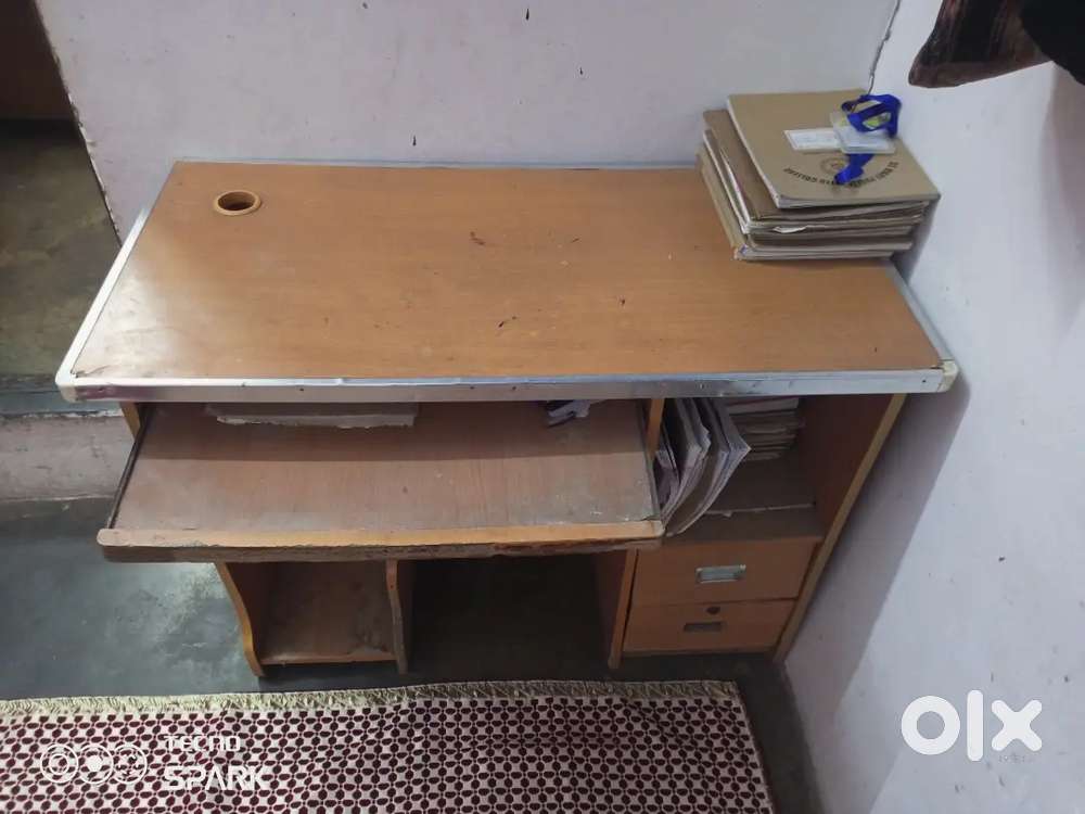 Computer table
