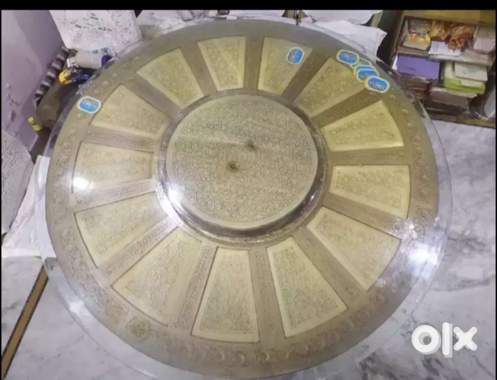 शीशम की लकड़ी से बनी हुई टेबल व कुर्सी