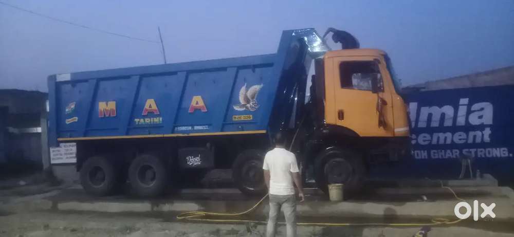 Car and truck washing center running business on rent