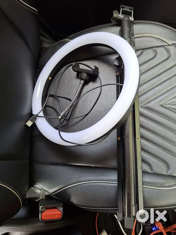 Tripod stand with ring light