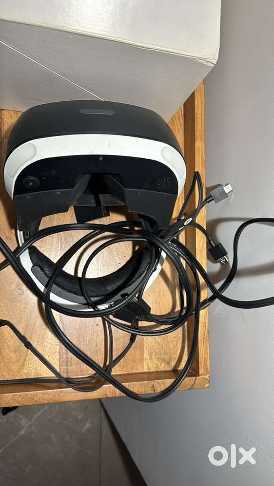 1x Playstation VR, 1x Playstation Camera, 2x Move motion controllers.