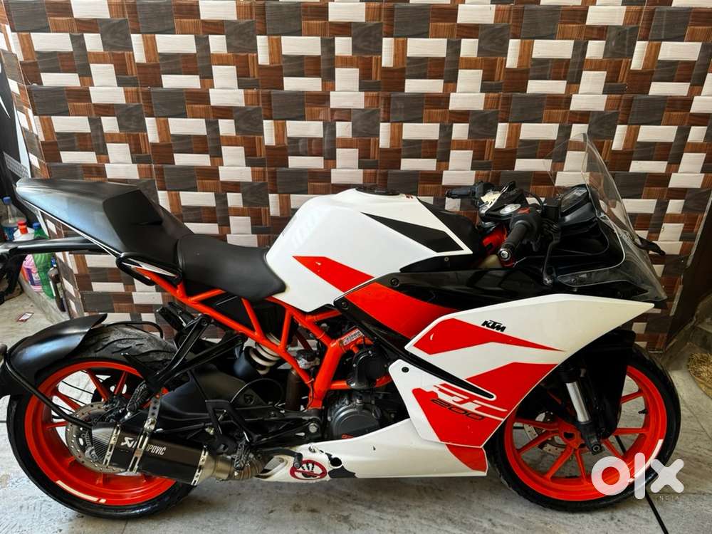 With full visor and akrapovic silencer kit including stock silencer