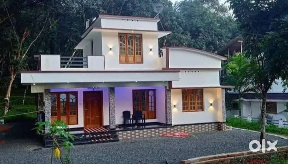 അങ്കമാലി ടൗണിനു അടുത്ത് 5 സെന്റിൽ ,1000 sqft 3bhk Attached house