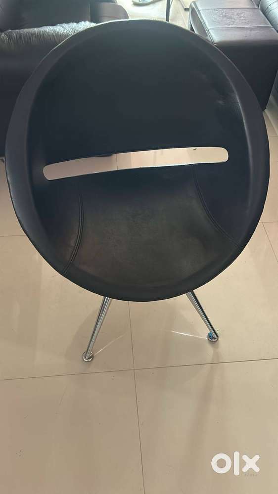 2 ikonic black color chair
