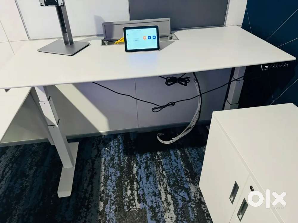 Automatic height adjustable tables from steelcase