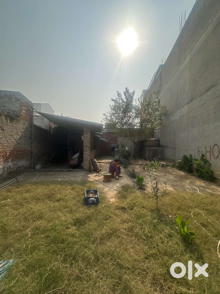 Dm fast in ee riksha electronic maket 400 gaj ka plot for rent