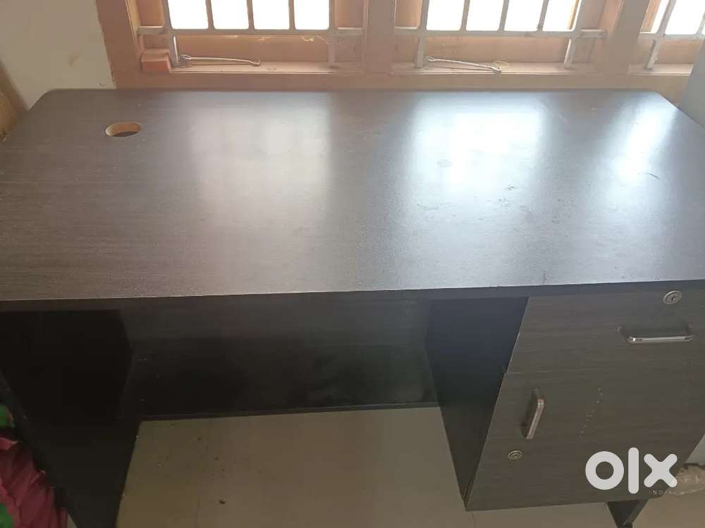 Computer table