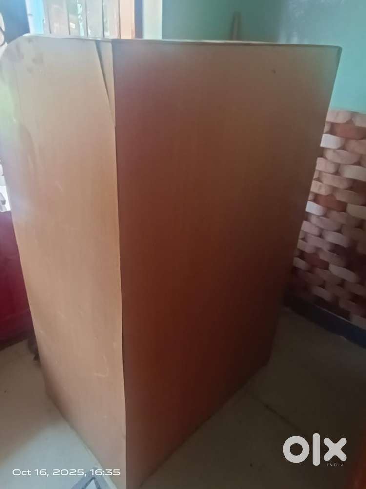 Computer table’s privacy cabin