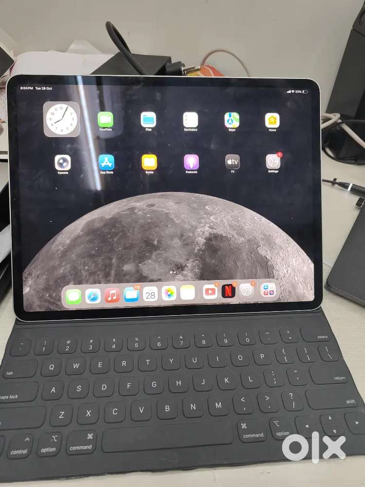 Ipad pro 12.9 inch, 3rd gen,256gb with cellular with keyboard