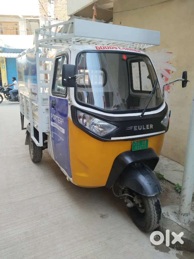 Three wheeler ev auto driver