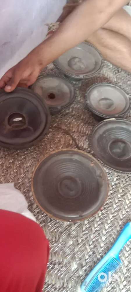 Dj speker good condition 2 bass and 4 speaker only 1 speaker damaged