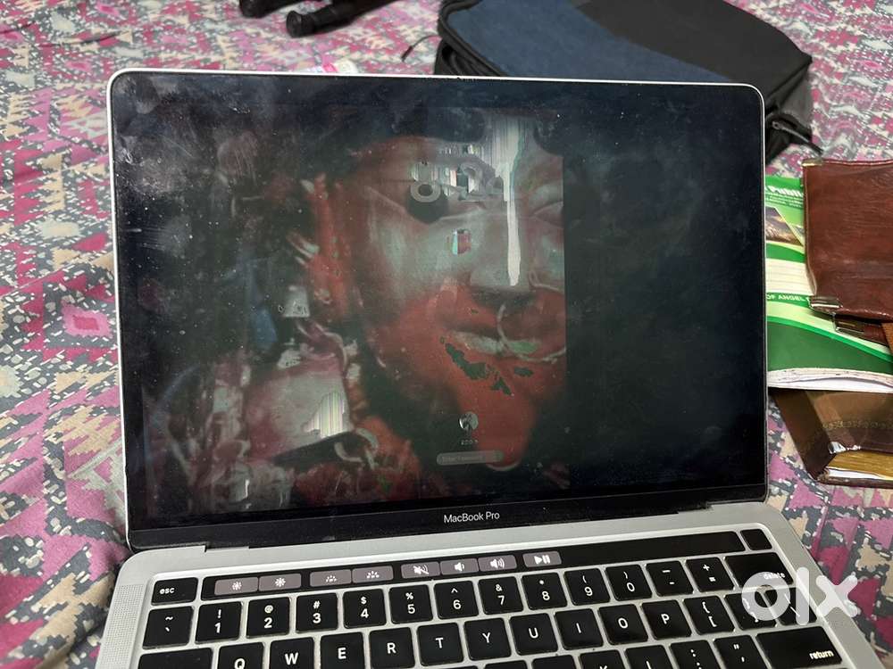 APPLE MACBOOK2020 model (LCD BROKEN)