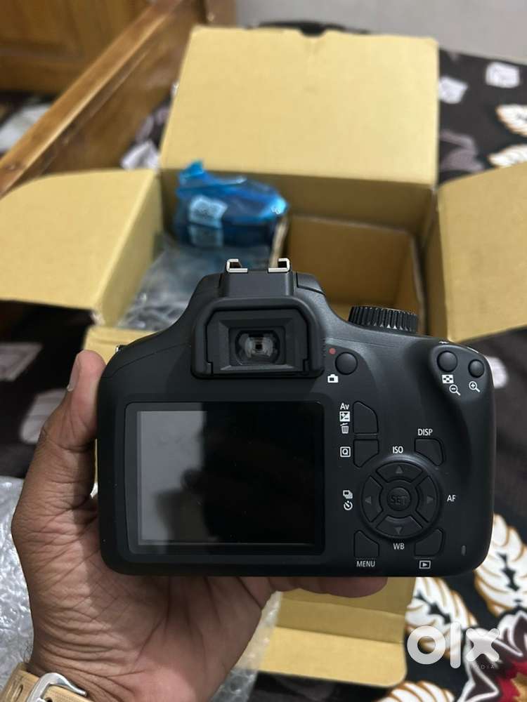 CANON EOS D30000