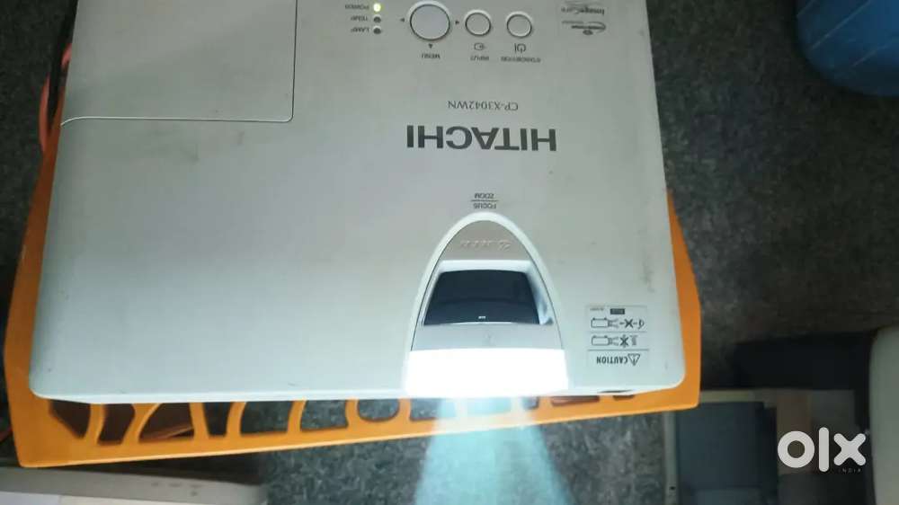 Projector HITACHI CP X 3042 WN . GOOD CONDITION