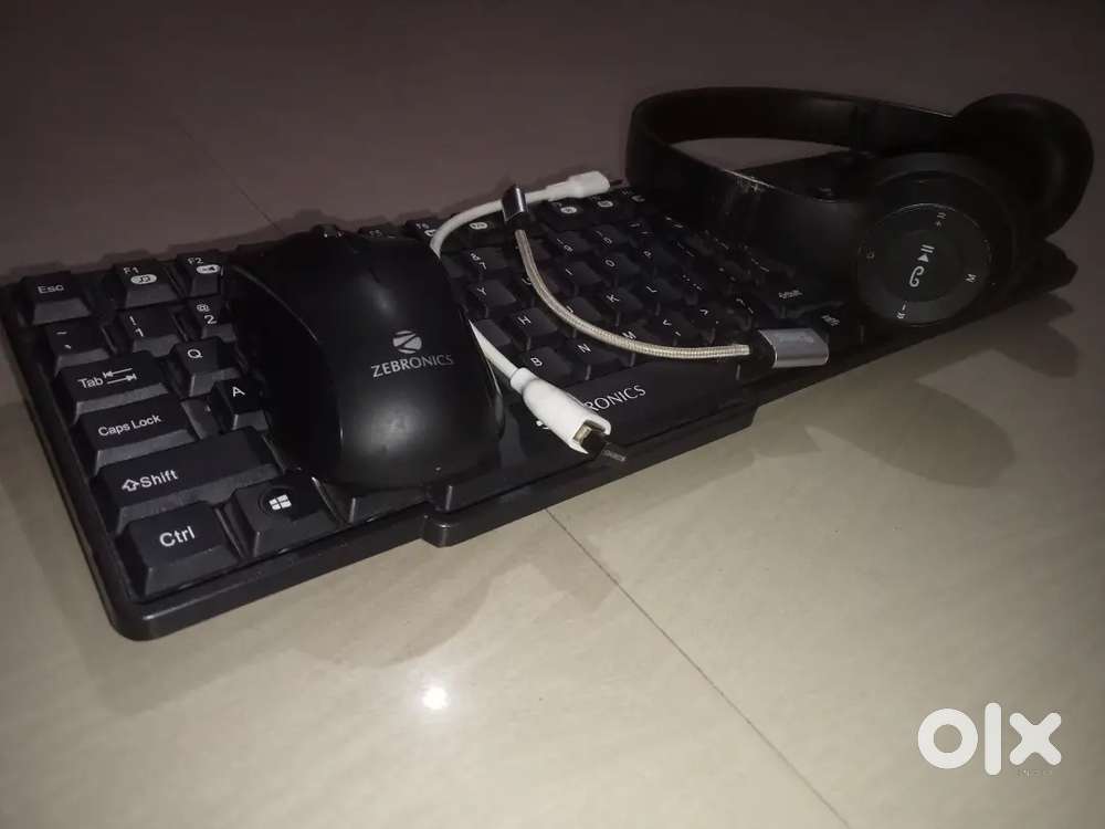 Wireless gaming keyboard and mouse and headphone with otg cables