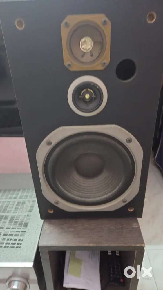 Pioneer bookshelf speakers pair