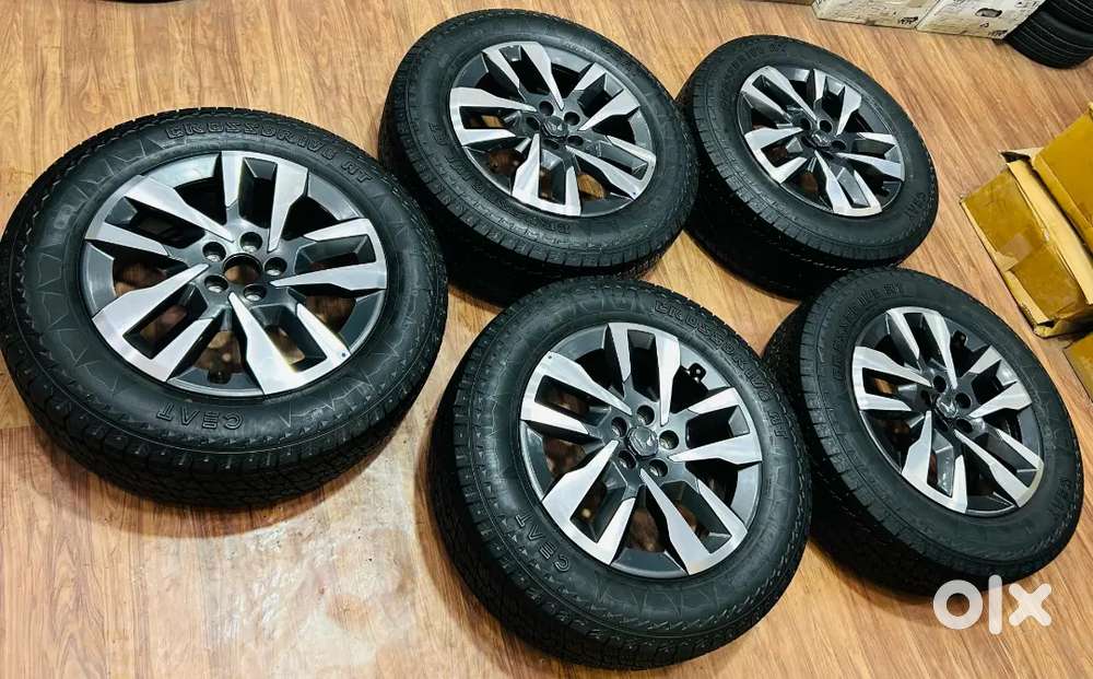 Thar roxx 19 diamond cut OEM alloy wheels with CEAT tyre set of 5