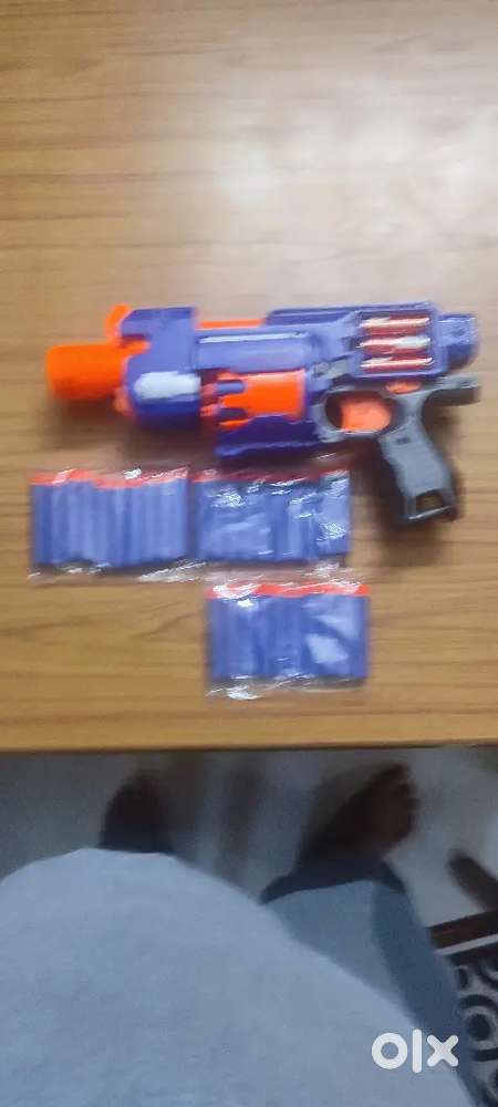 Battery operated toy gun with bullets