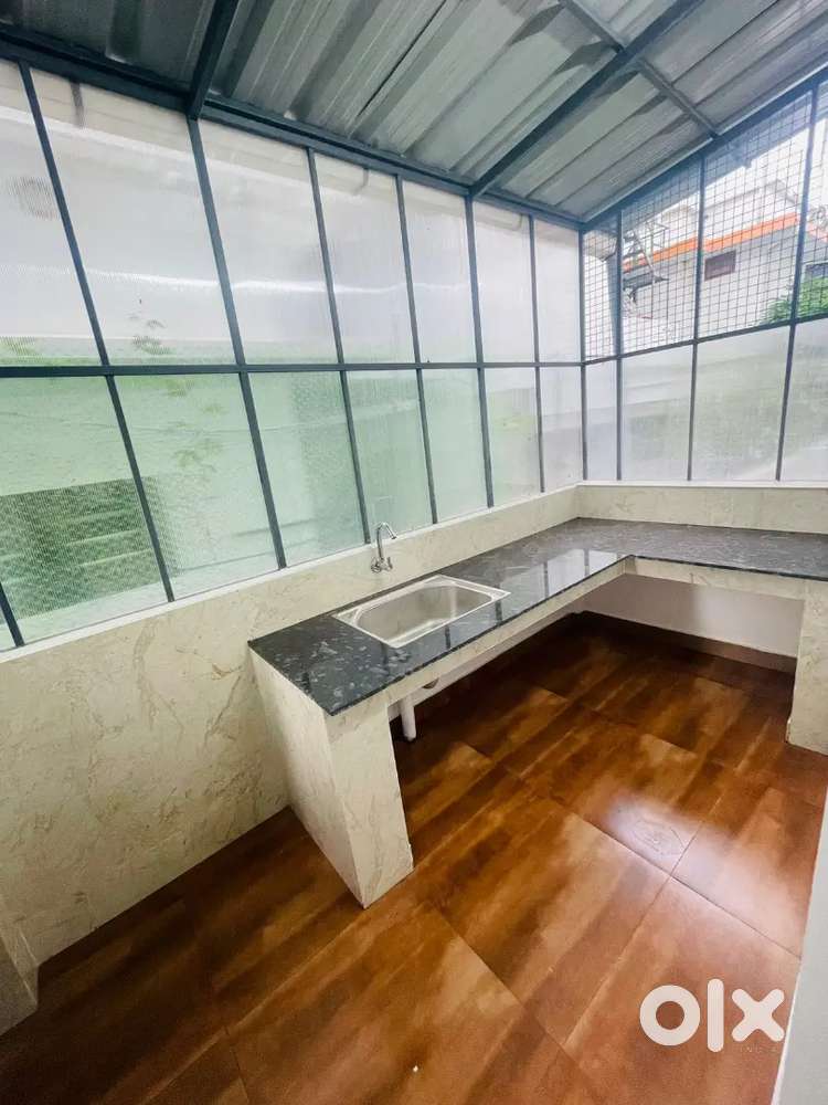 15 YEARS OLDAPPARTMENT FOR SALE  KAKANAD  SEA PORTROAD 500 MEETER ONLY