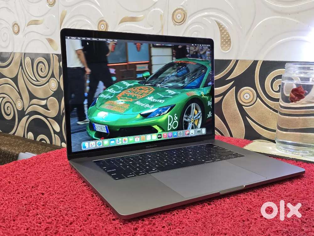 Apple Macbook Pro i9 16gb 512gb 5.5gb GRAPHICS 15inch Retina Touchbar