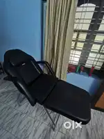 Beauty parlour facial bed