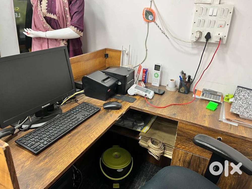 Desktop includes monitor, keyboard, CPU, mouse