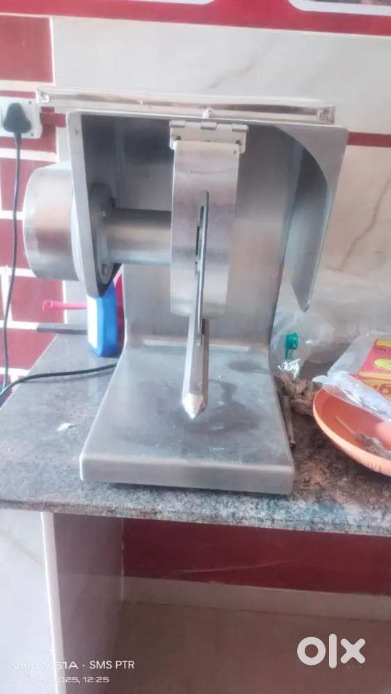 Chicken cutting machine