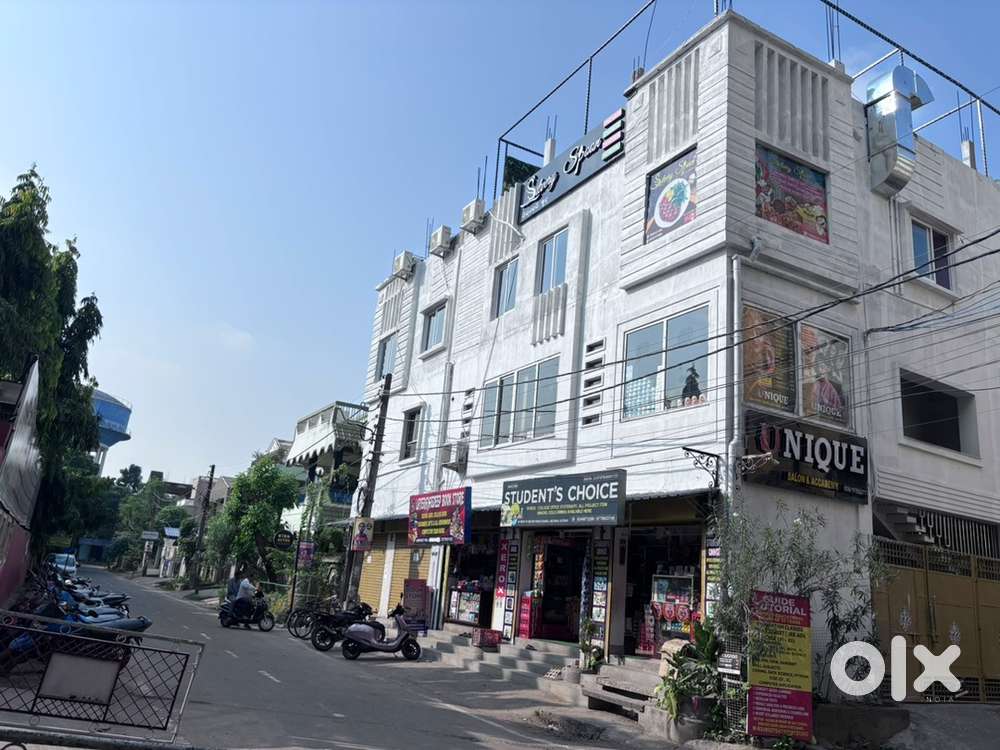 shop Infront of DAV