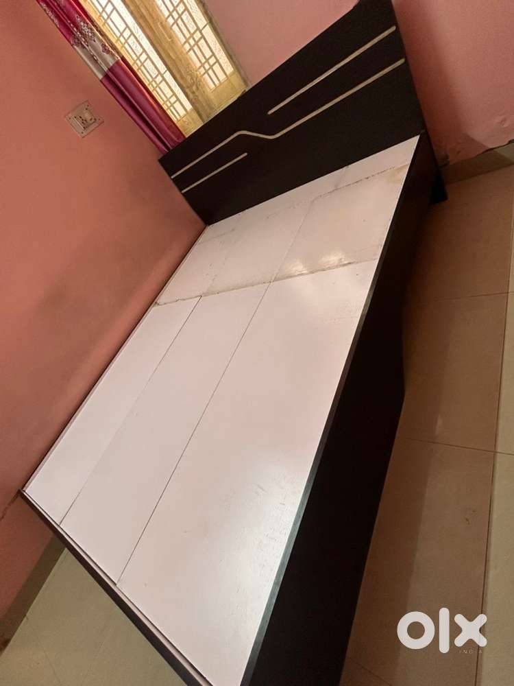 Elegant queen Size Wooden Bed with Storage – Excellent Condition