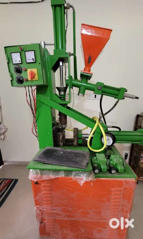Plastic moulding machine  makes plastic product like jointer, switches
