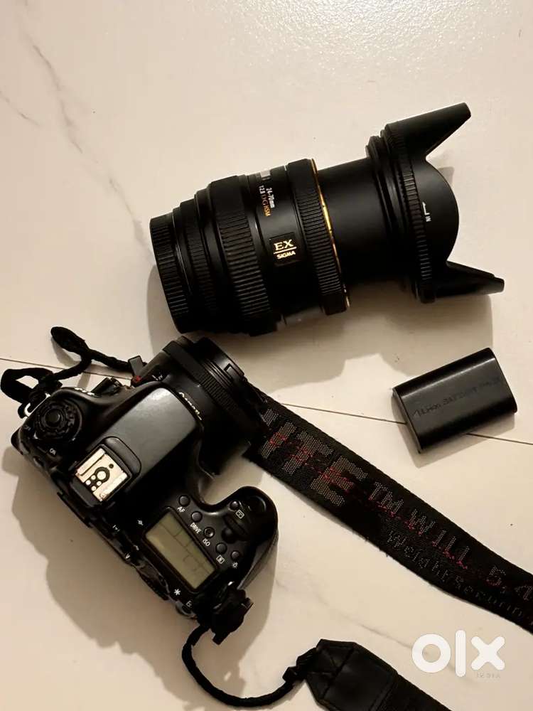 Cannon 70d body lens sigma 24-70mm 2.8 bettery charger bag